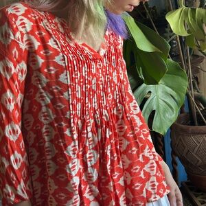 Vanessa Virginia Mahdia orange and white ikat pintuck blouse, Size 4